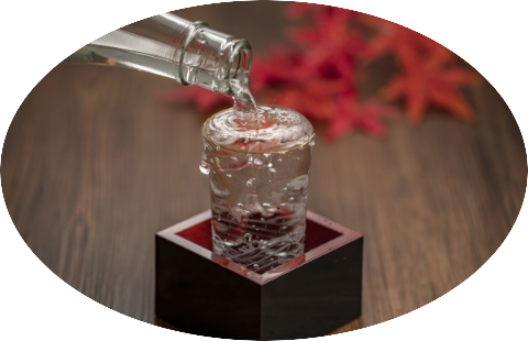 日本酒を注いでいる画像